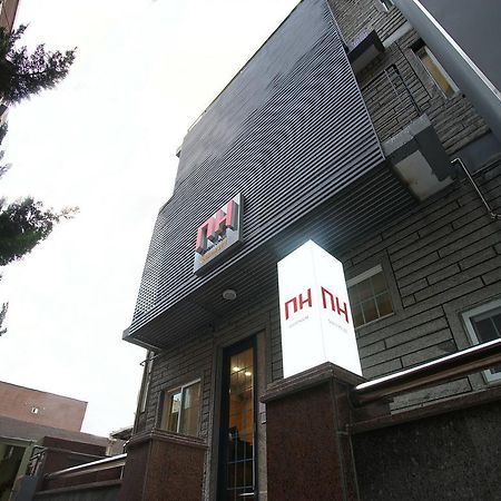 D.H Sinchon Guesthouse Seoul Bagian luar foto