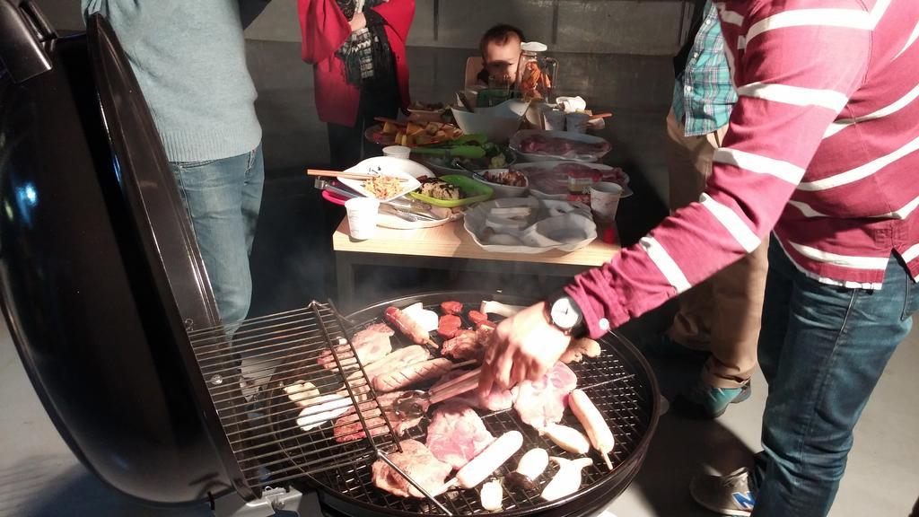 D.H Sinchon Guesthouse Seoul Bagian luar foto