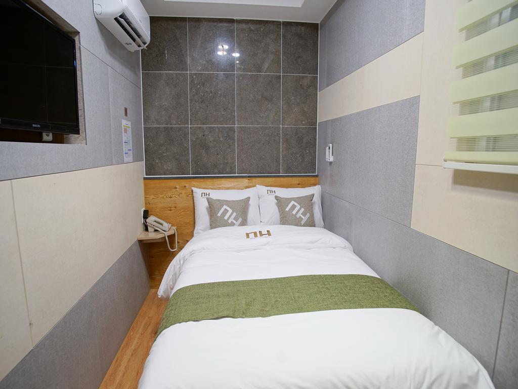 D.H Sinchon Guesthouse Seoul Bagian luar foto