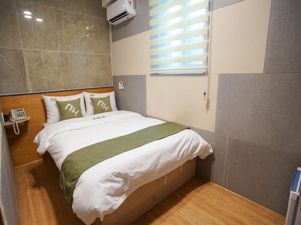 D.H Sinchon Guesthouse Seoul Bagian luar foto