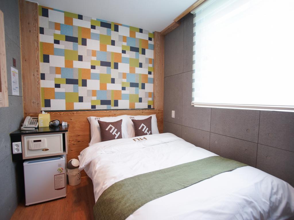 D.H Sinchon Guesthouse Seoul Bagian luar foto
