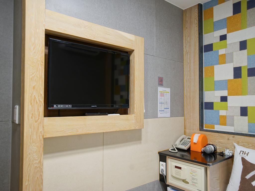 D.H Sinchon Guesthouse Seoul Bagian luar foto
