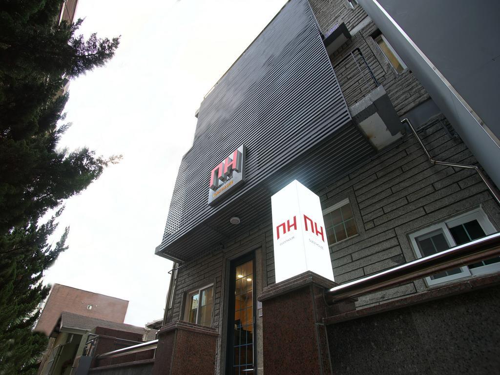 D.H Sinchon Guesthouse Seoul Bagian luar foto