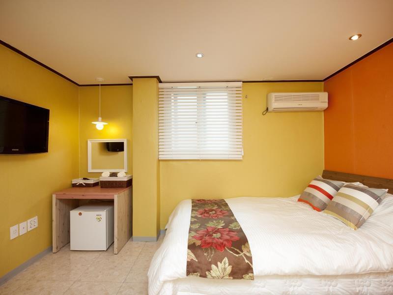 D.H Sinchon Guesthouse Seoul Bagian luar foto