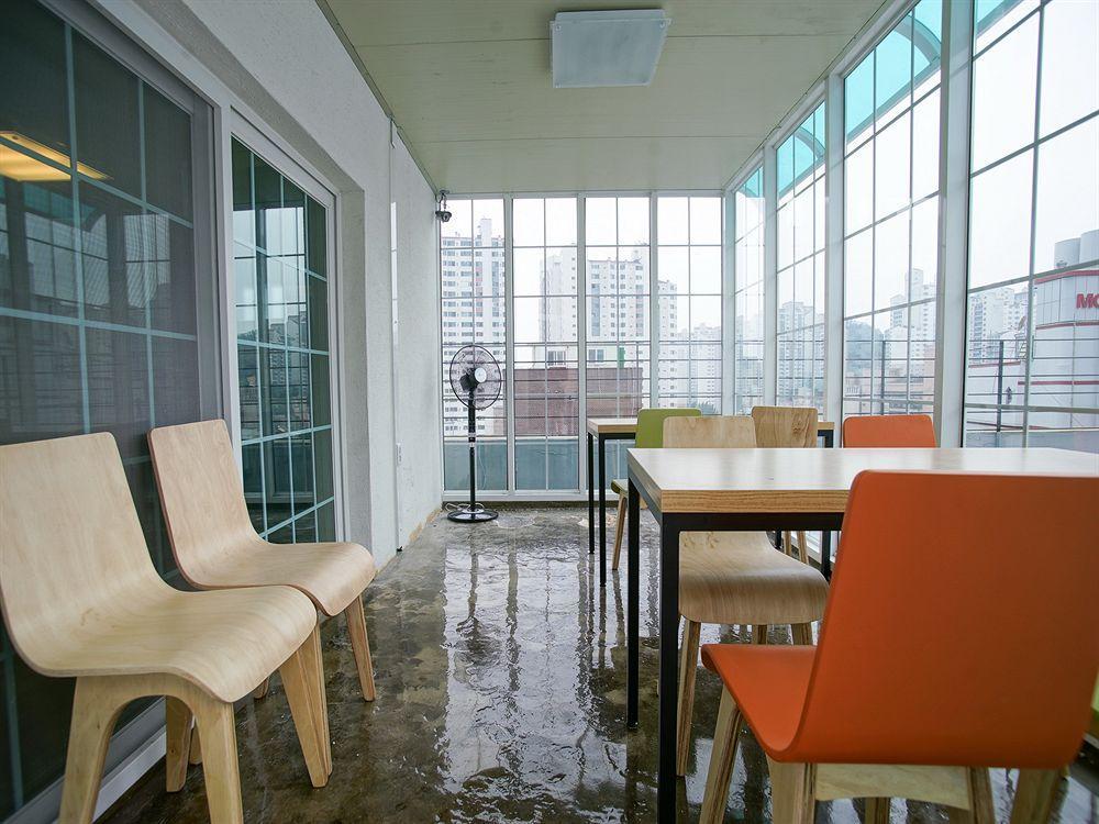 D.H Sinchon Guesthouse Seoul Bagian luar foto