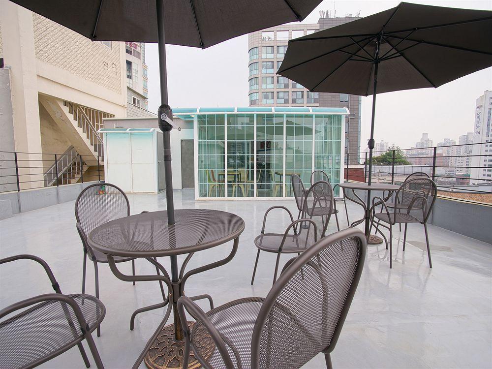 D.H Sinchon Guesthouse Seoul Bagian luar foto