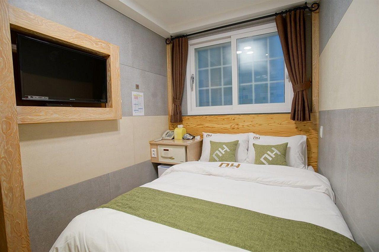 D.H Sinchon Guesthouse Seoul Bagian luar foto
