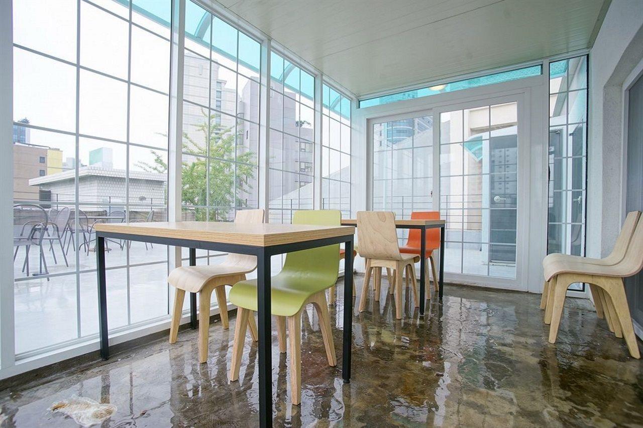 D.H Sinchon Guesthouse Seoul Bagian luar foto