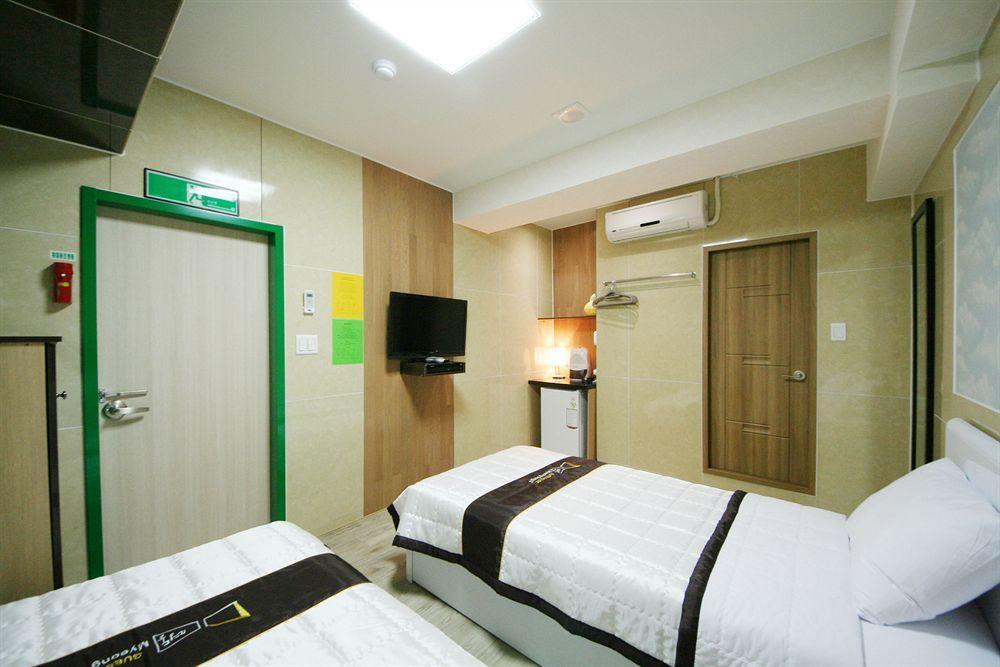 D.H Sinchon Guesthouse Seoul Bagian luar foto