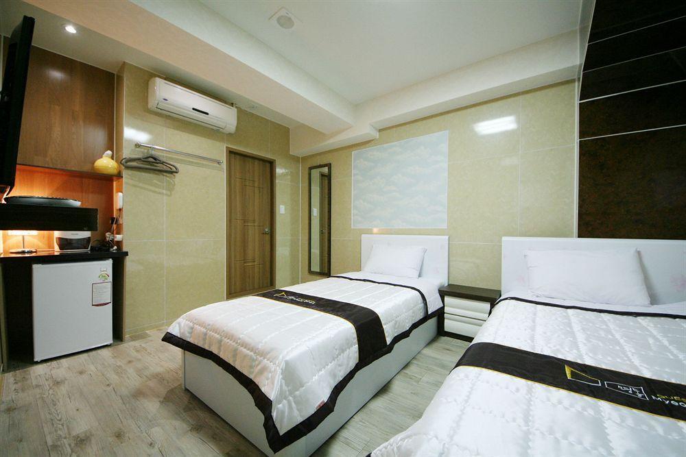 D.H Sinchon Guesthouse Seoul Bagian luar foto