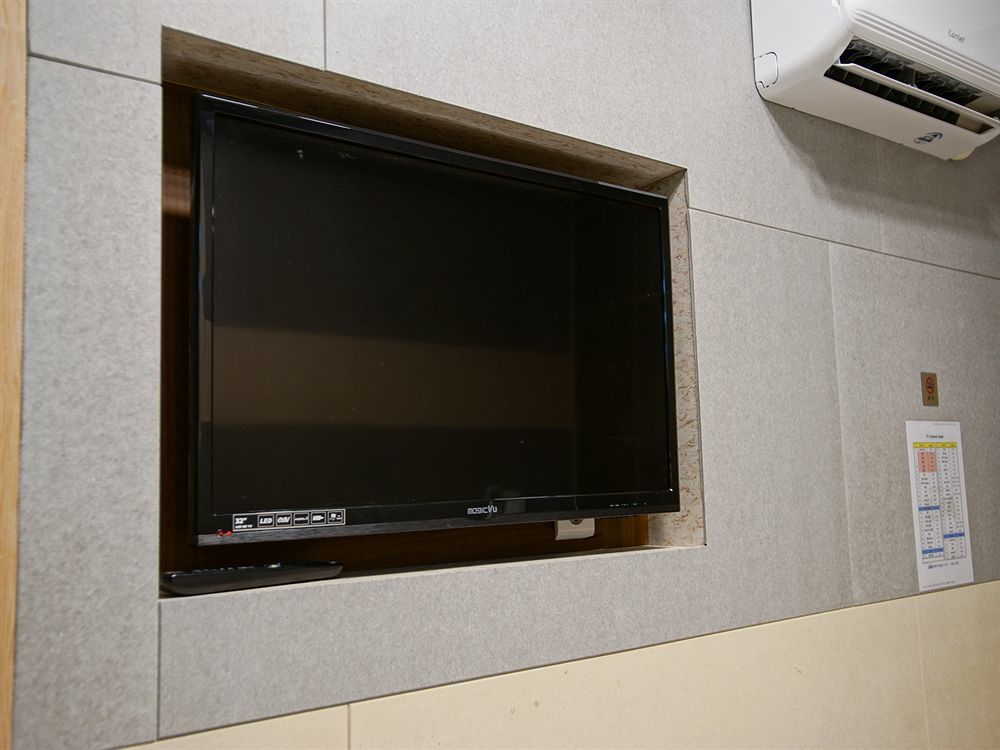 D.H Sinchon Guesthouse Seoul Bagian luar foto