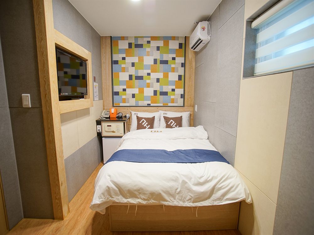 D.H Sinchon Guesthouse Seoul Bagian luar foto