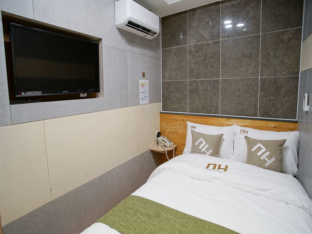 D.H Sinchon Guesthouse Seoul Bagian luar foto