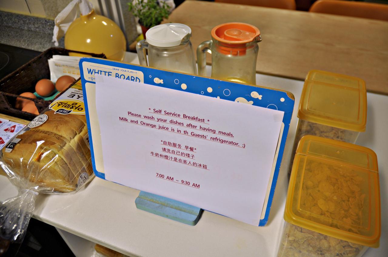 D.H Sinchon Guesthouse Seoul Bagian luar foto