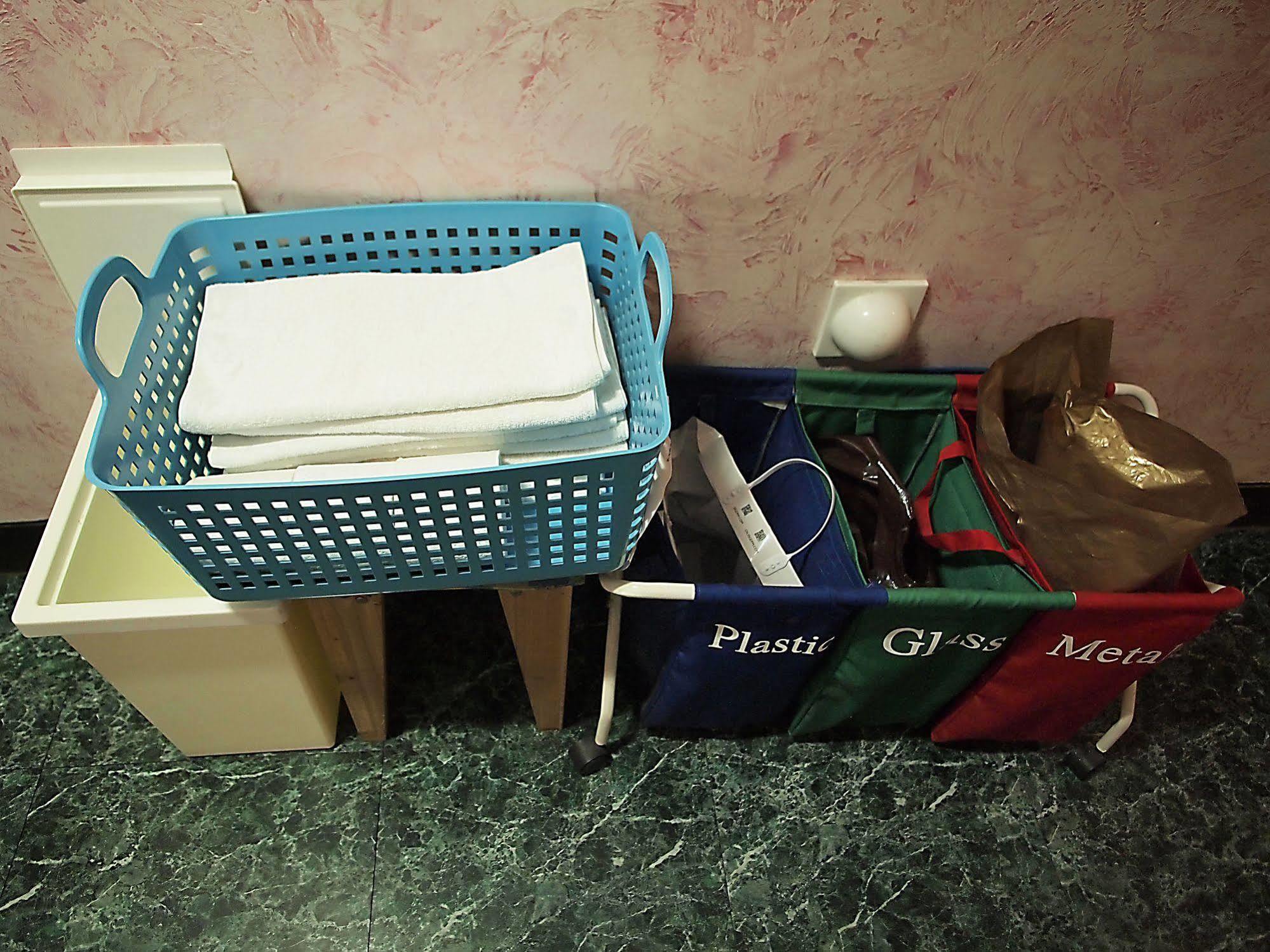 D.H Sinchon Guesthouse Seoul Bagian luar foto
