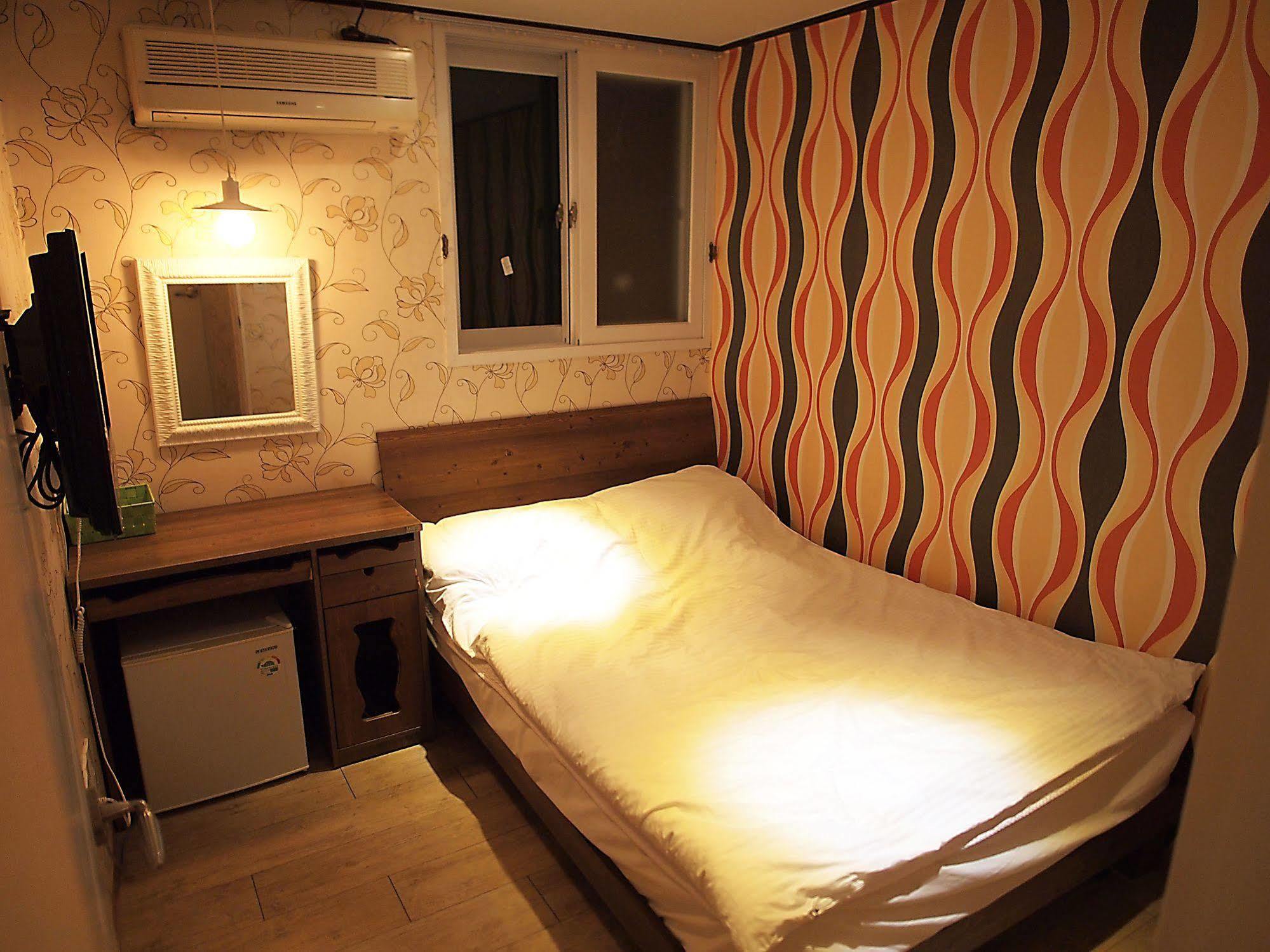 D.H Sinchon Guesthouse Seoul Bagian luar foto