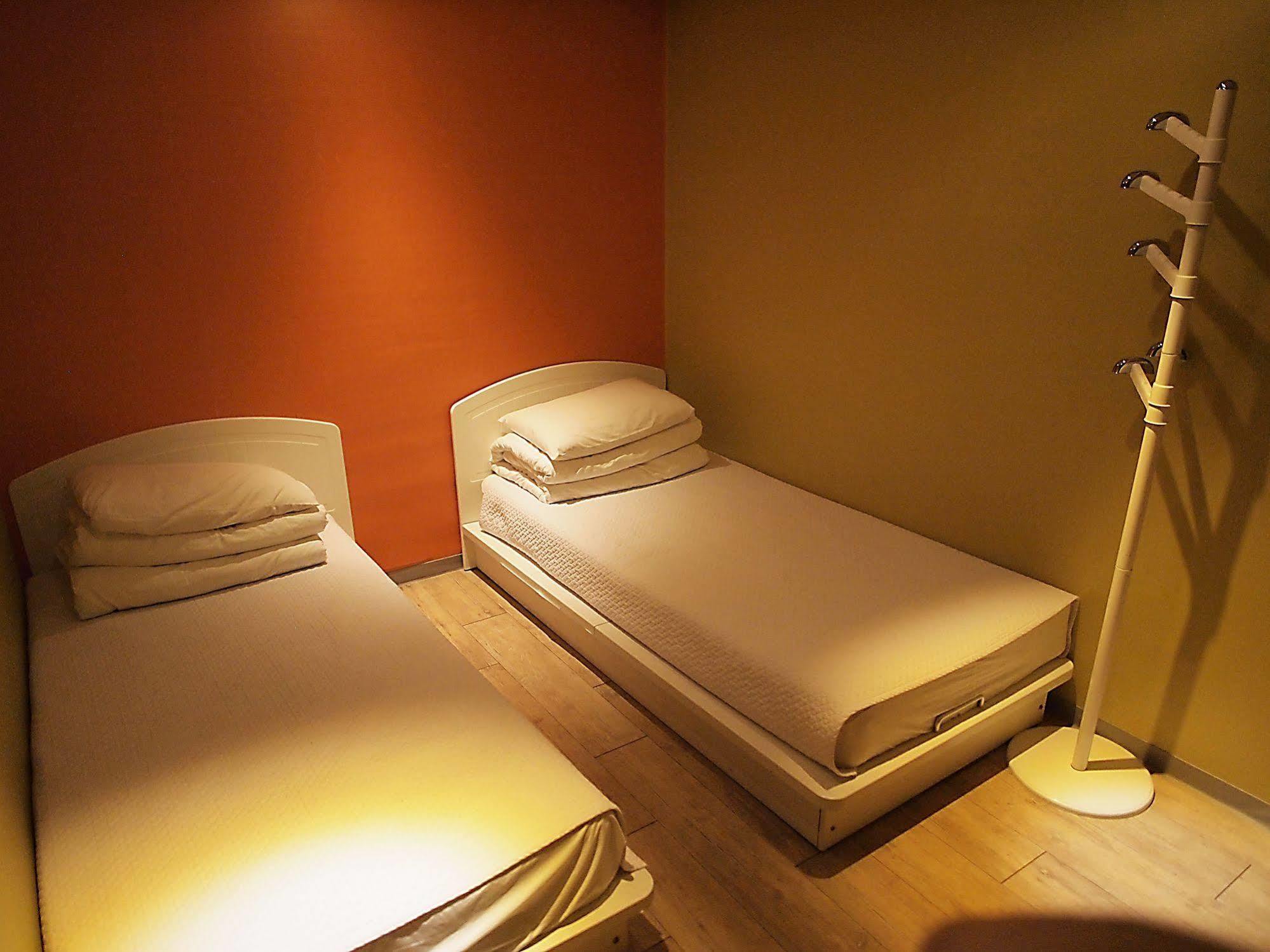 D.H Sinchon Guesthouse Seoul Bagian luar foto