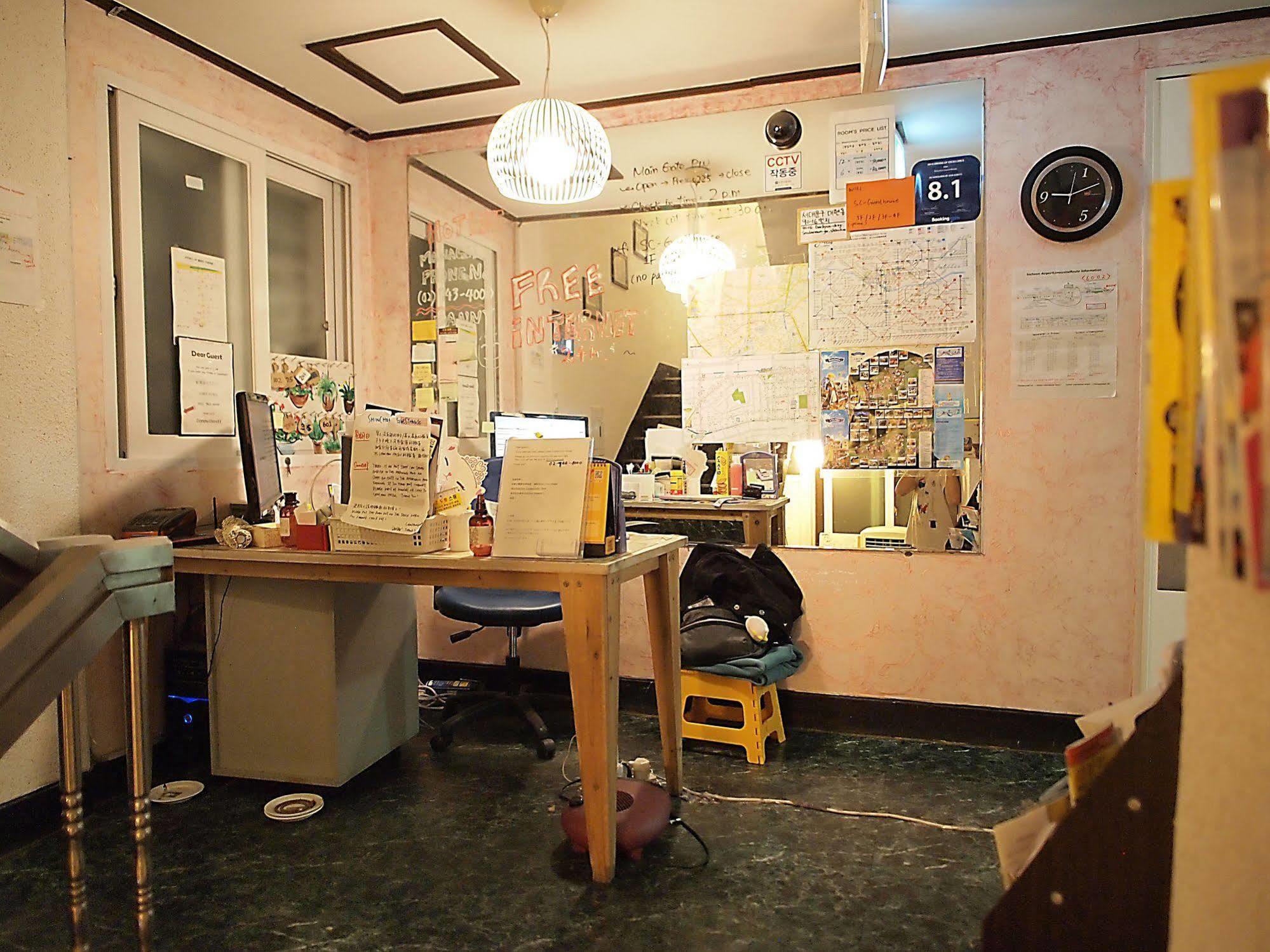 D.H Sinchon Guesthouse Seoul Bagian luar foto