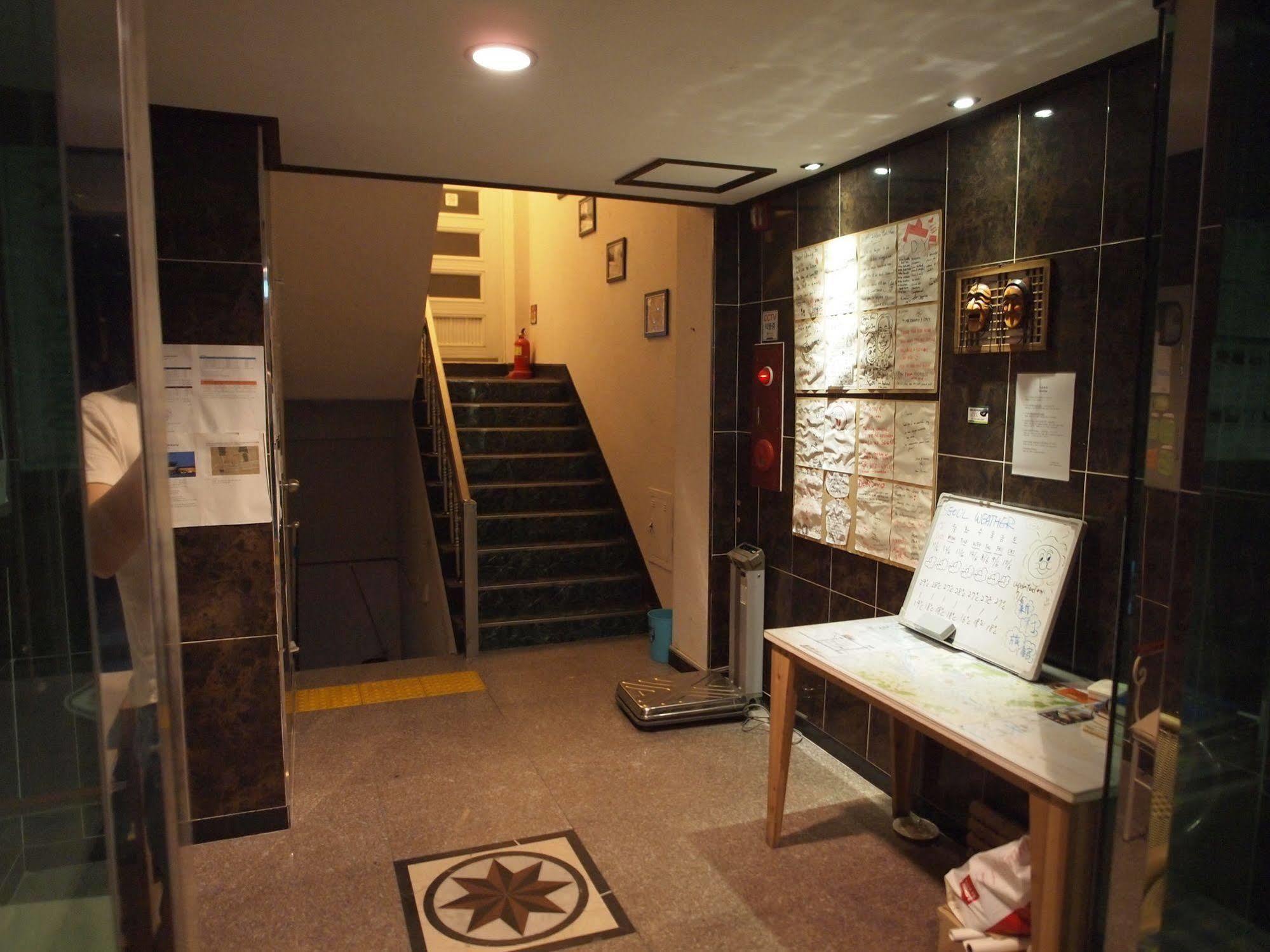 D.H Sinchon Guesthouse Seoul Bagian luar foto