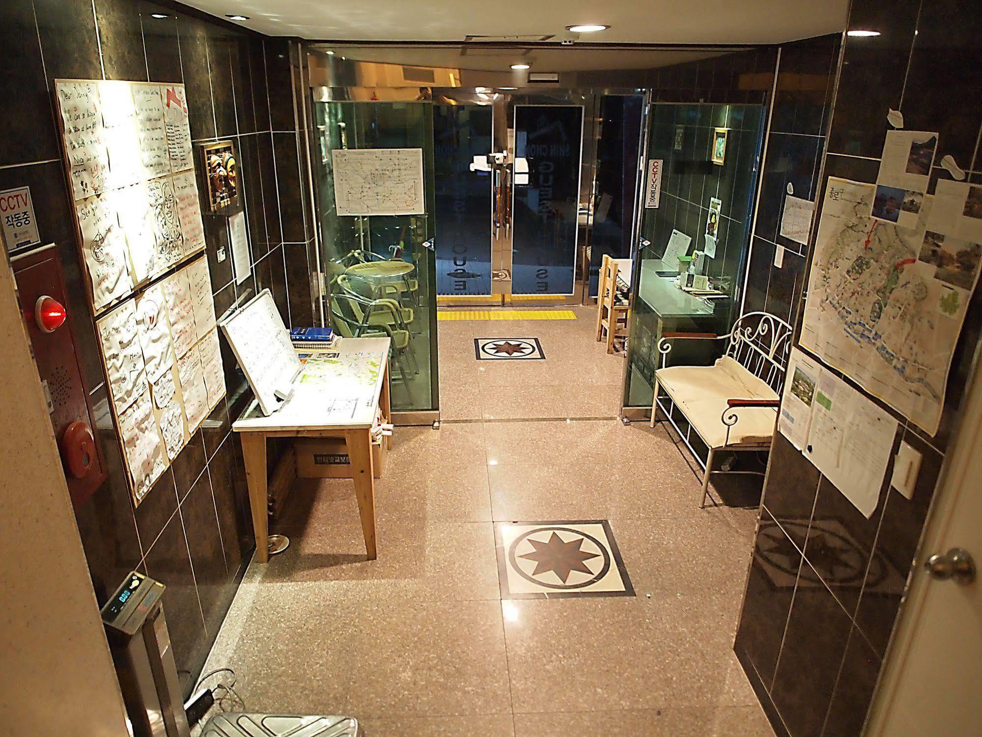 D.H Sinchon Guesthouse Seoul Bagian luar foto