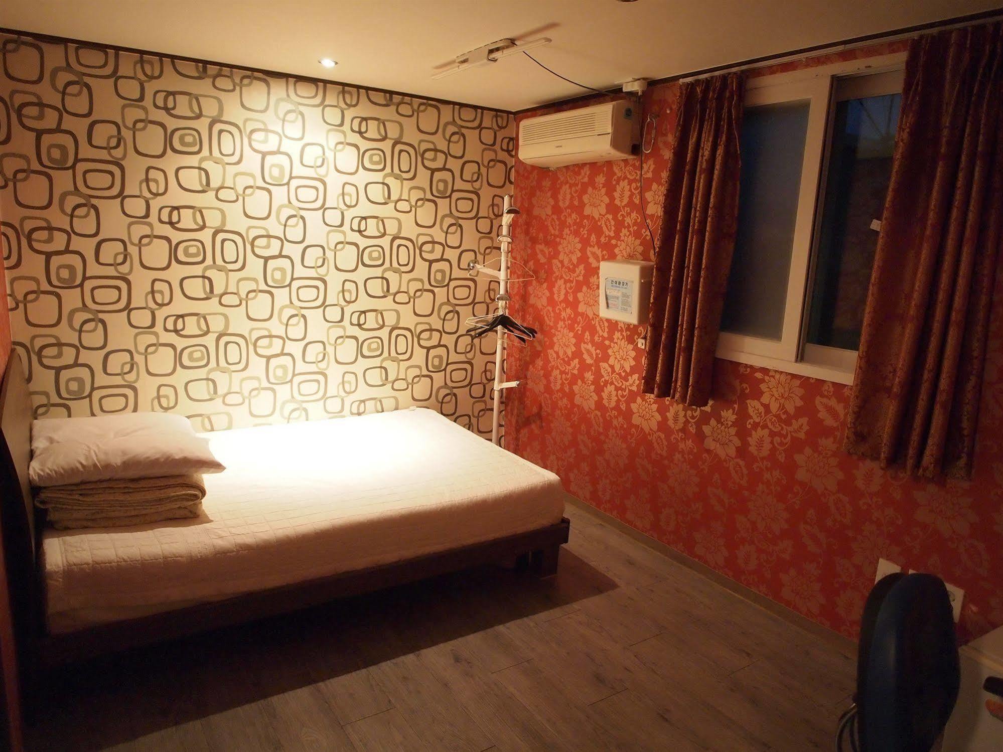 D.H Sinchon Guesthouse Seoul Bagian luar foto