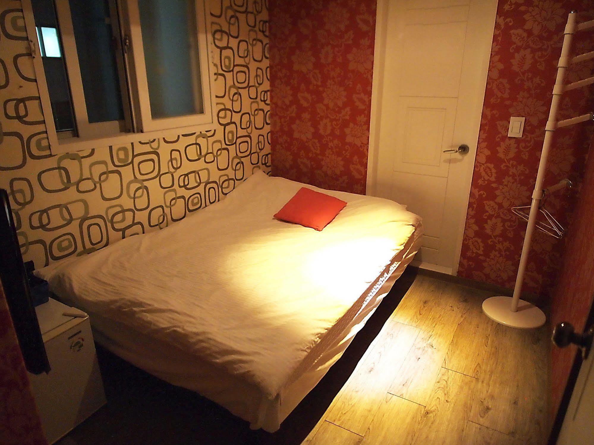 D.H Sinchon Guesthouse Seoul Bagian luar foto