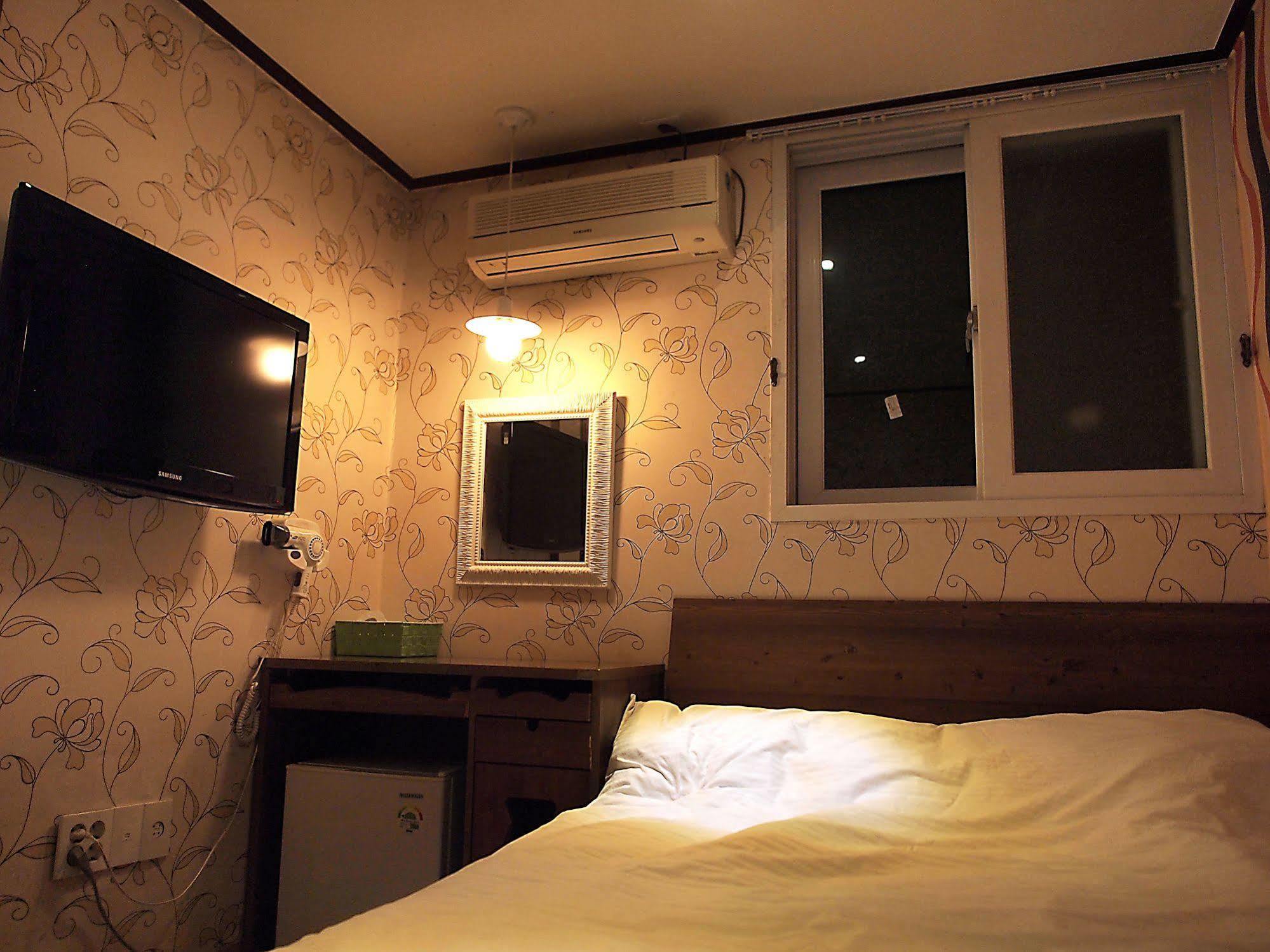 D.H Sinchon Guesthouse Seoul Bagian luar foto