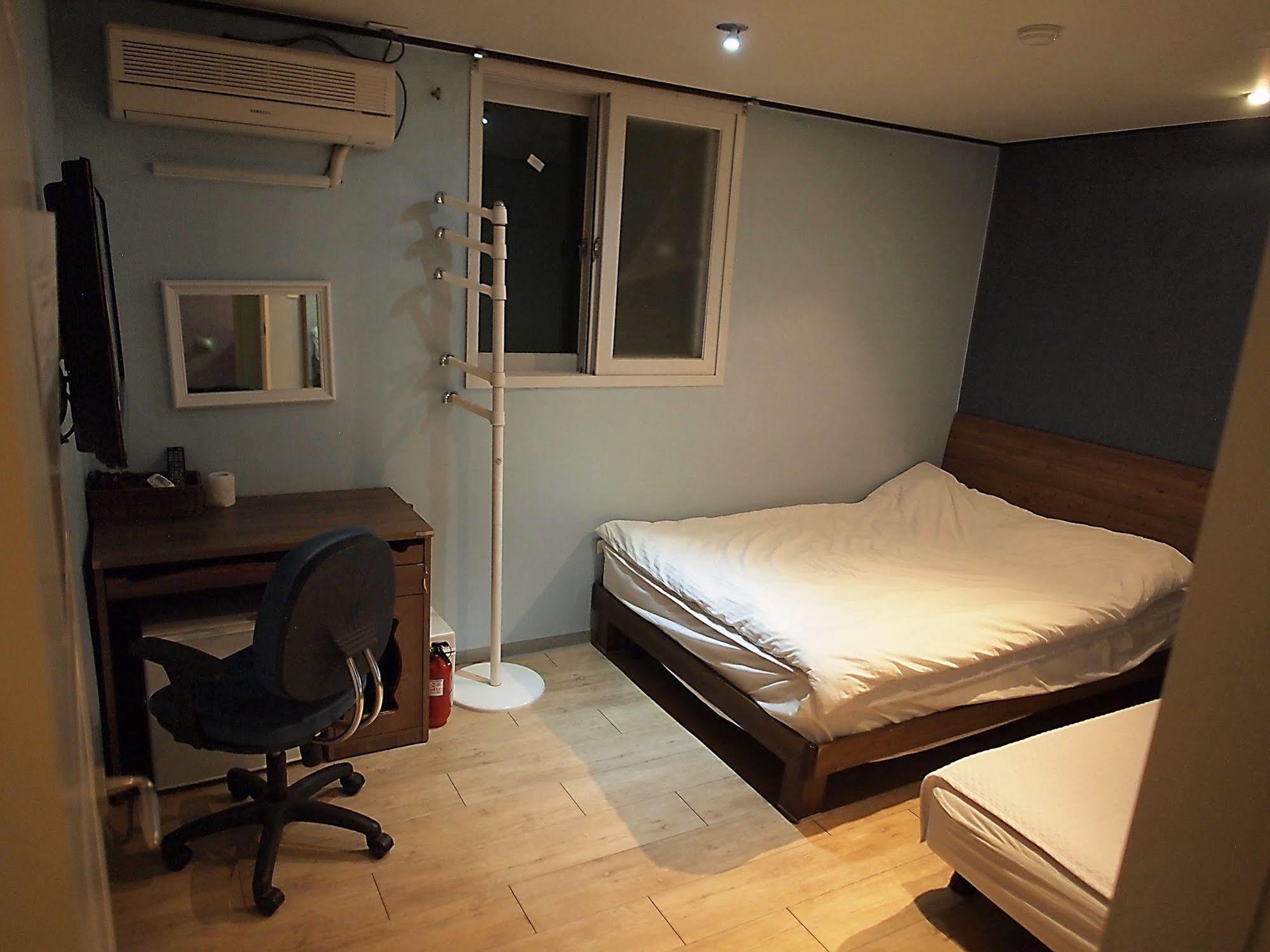 D.H Sinchon Guesthouse Seoul Bagian luar foto