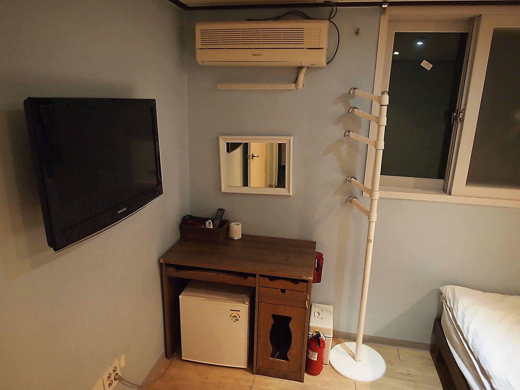 D.H Sinchon Guesthouse Seoul Bagian luar foto