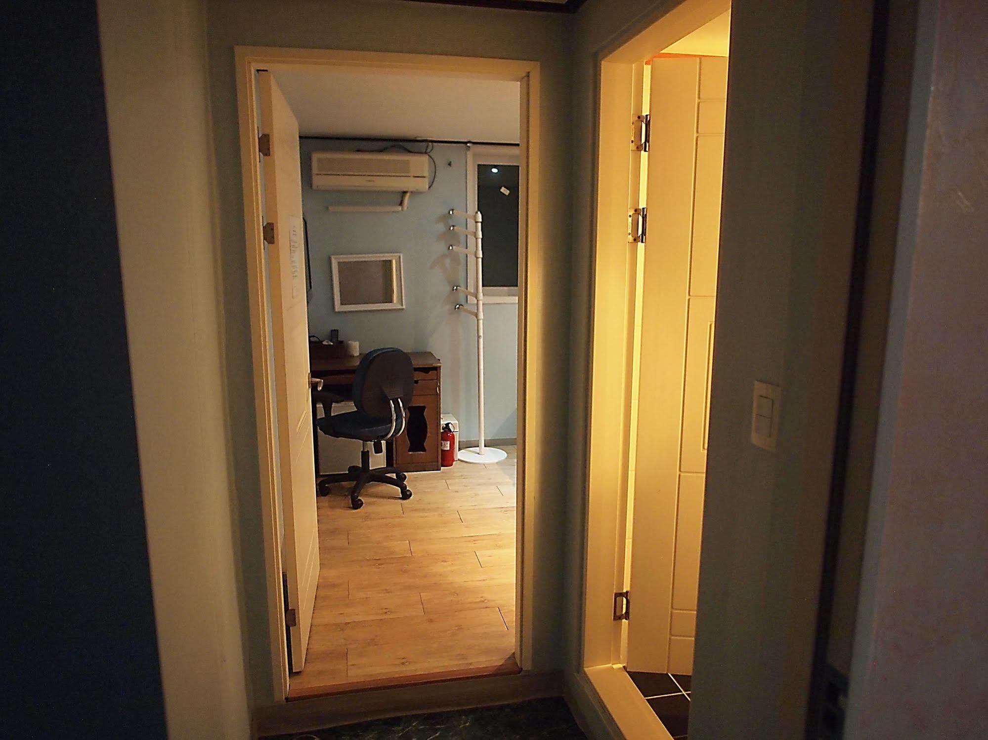D.H Sinchon Guesthouse Seoul Bagian luar foto