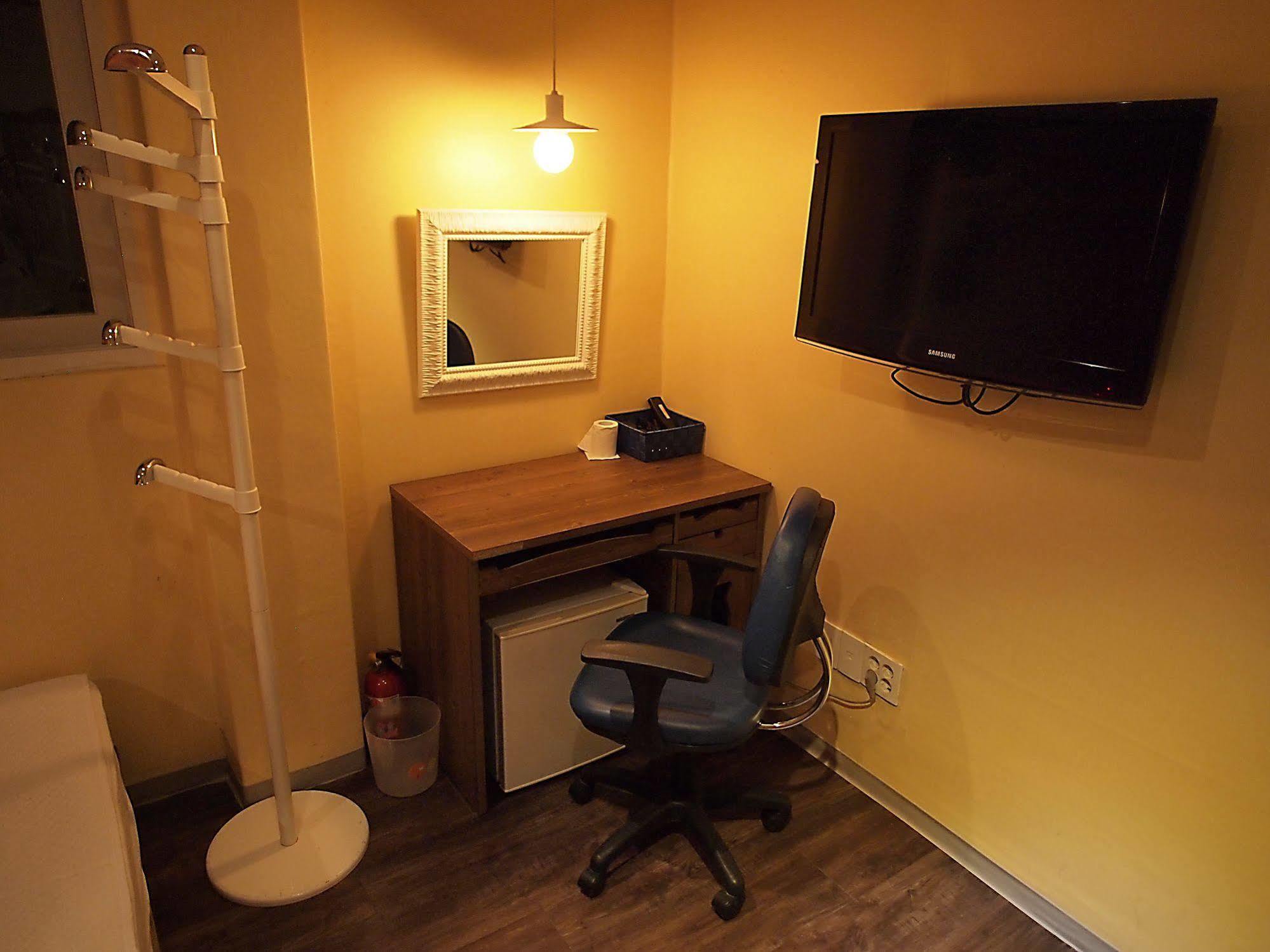 D.H Sinchon Guesthouse Seoul Bagian luar foto
