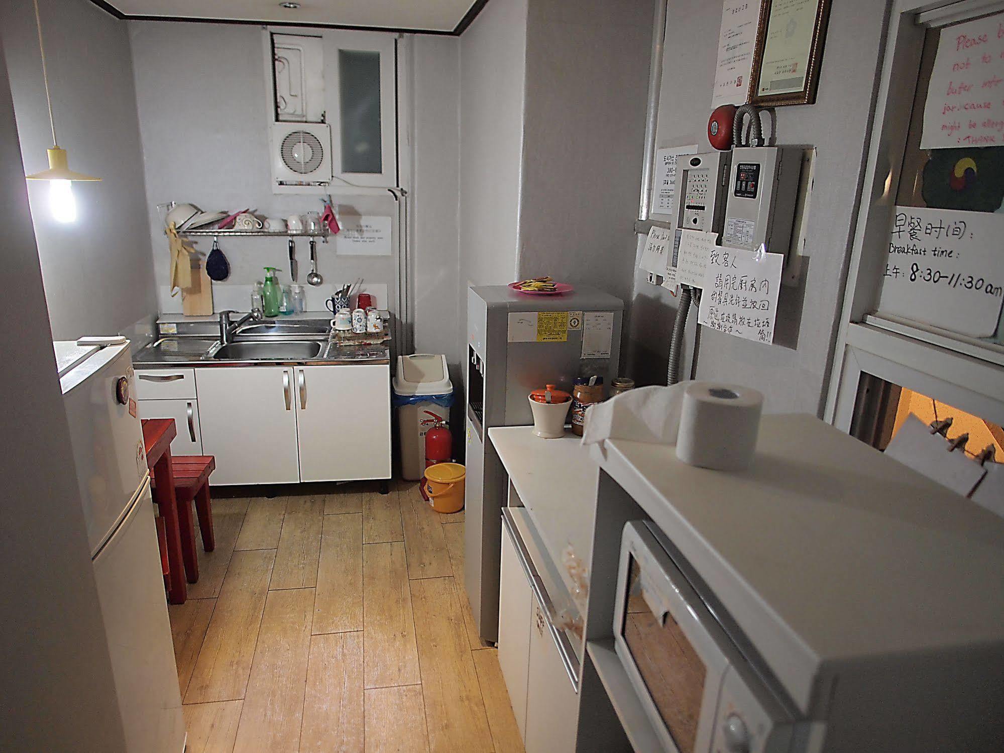 D.H Sinchon Guesthouse Seoul Bagian luar foto