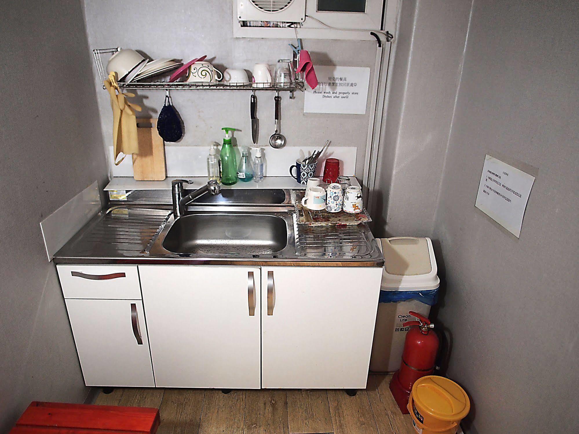 D.H Sinchon Guesthouse Seoul Bagian luar foto