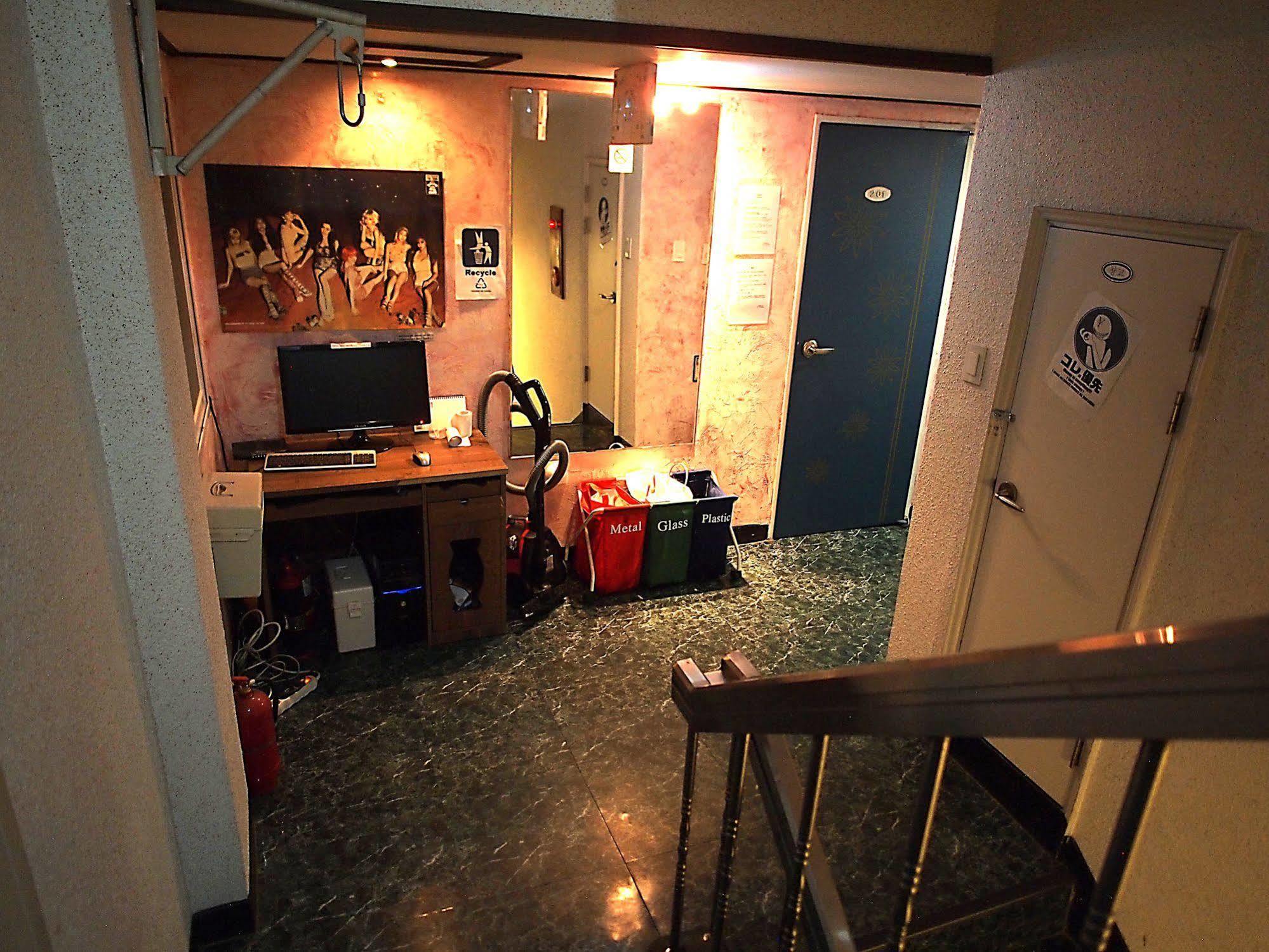 D.H Sinchon Guesthouse Seoul Bagian luar foto