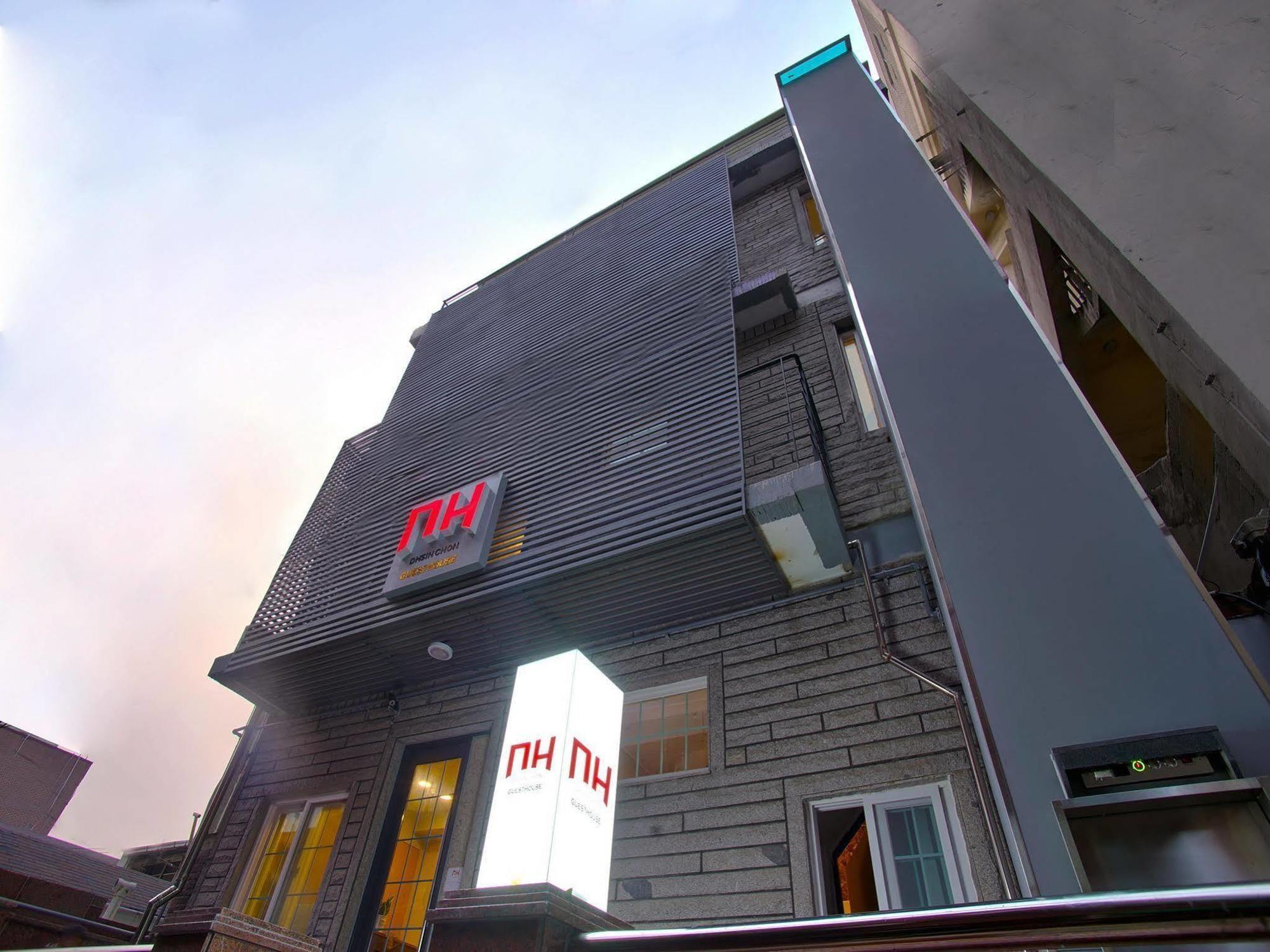 D.H Sinchon Guesthouse Seoul Bagian luar foto