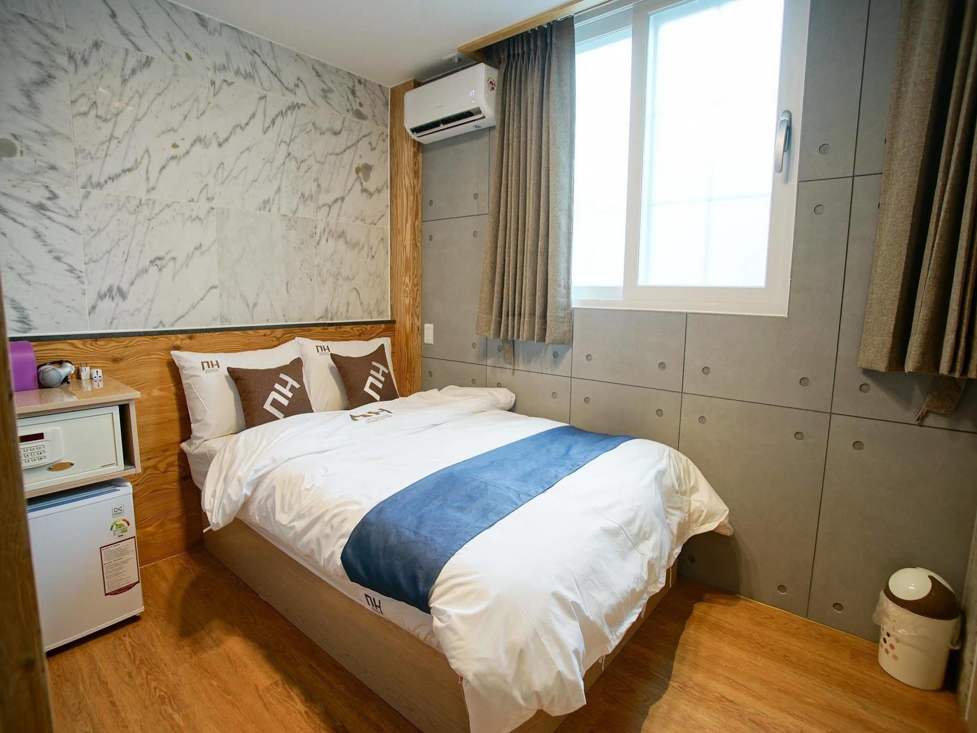 D.H Sinchon Guesthouse Seoul Bagian luar foto