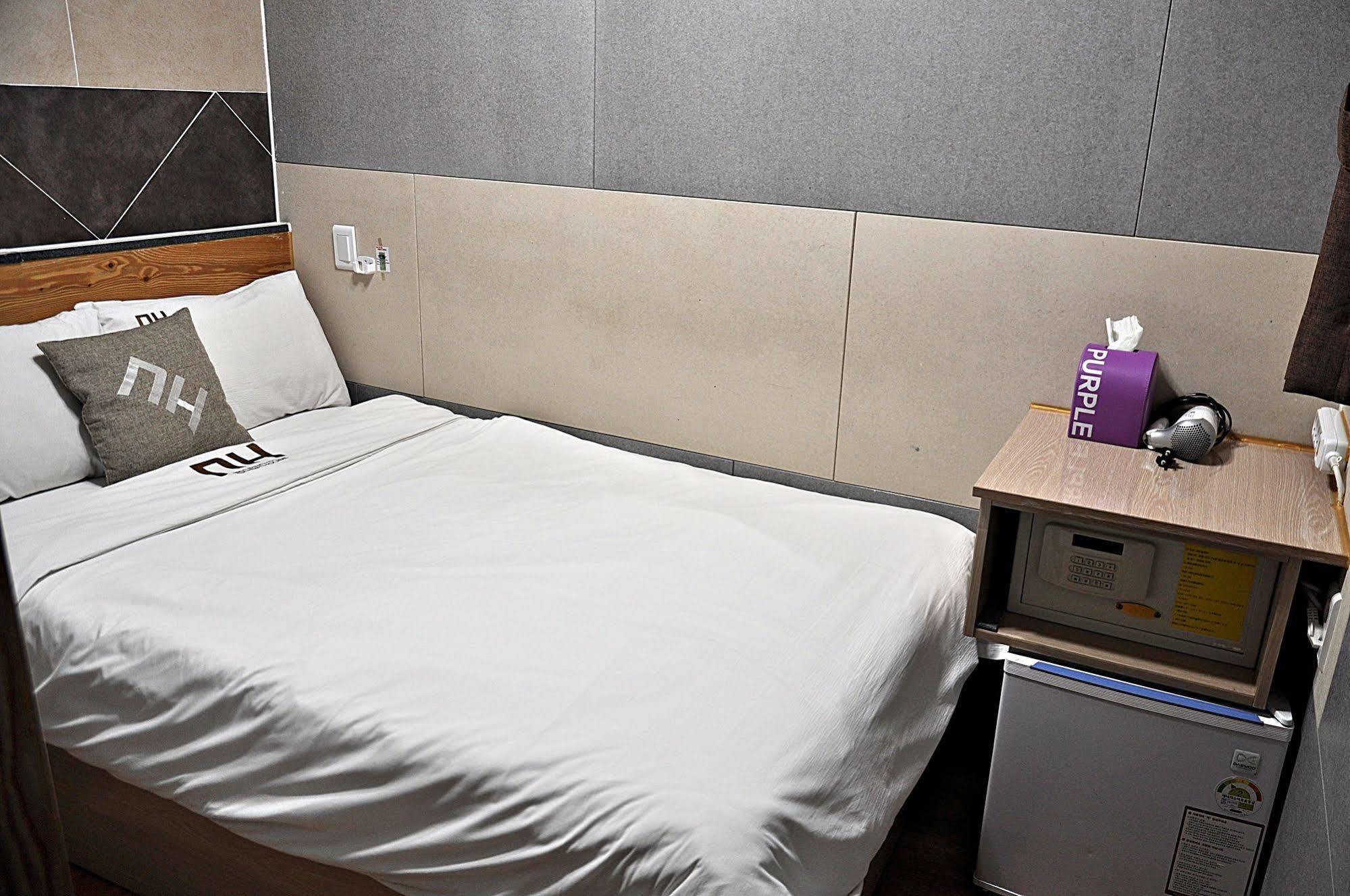 D.H Sinchon Guesthouse Seoul Bagian luar foto
