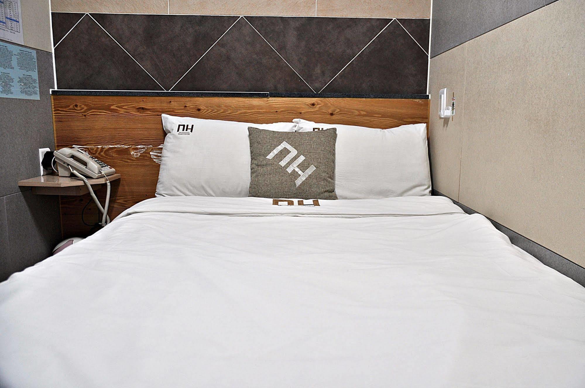 D.H Sinchon Guesthouse Seoul Bagian luar foto