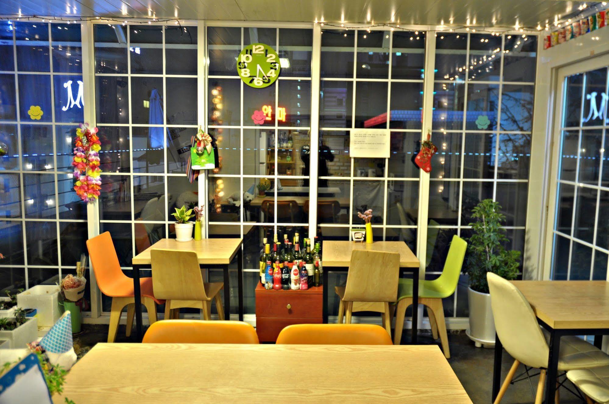 D.H Sinchon Guesthouse Seoul Bagian luar foto