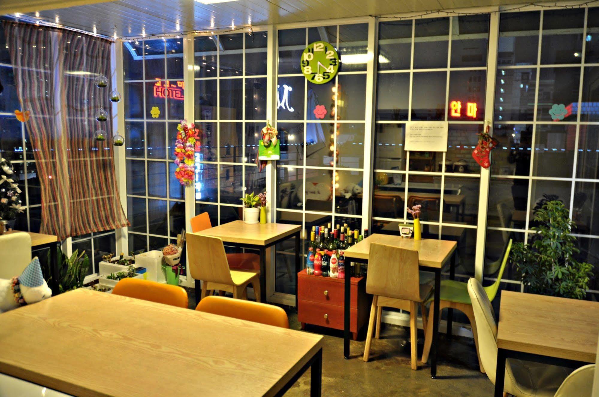 D.H Sinchon Guesthouse Seoul Bagian luar foto